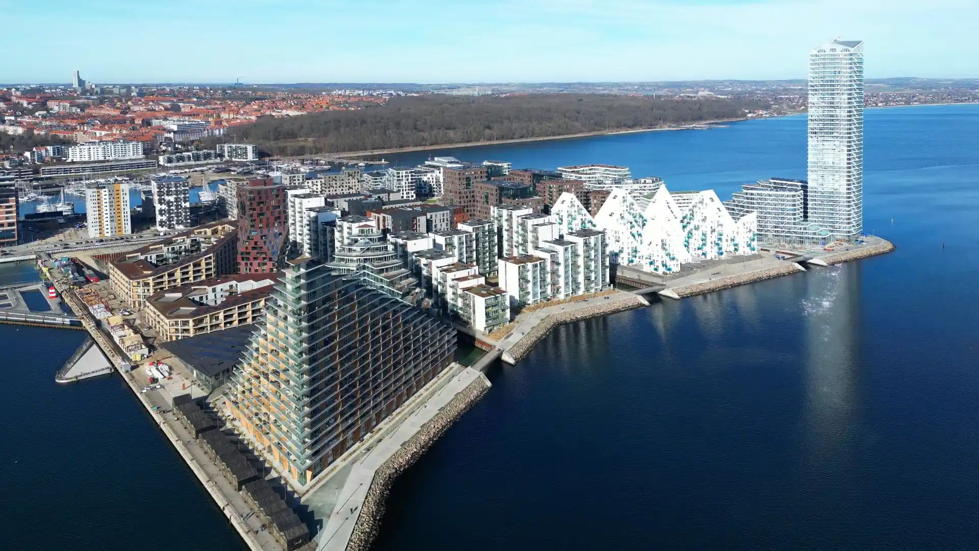 Aarhus Ø med moderne boligbyggeri ved havnefronten