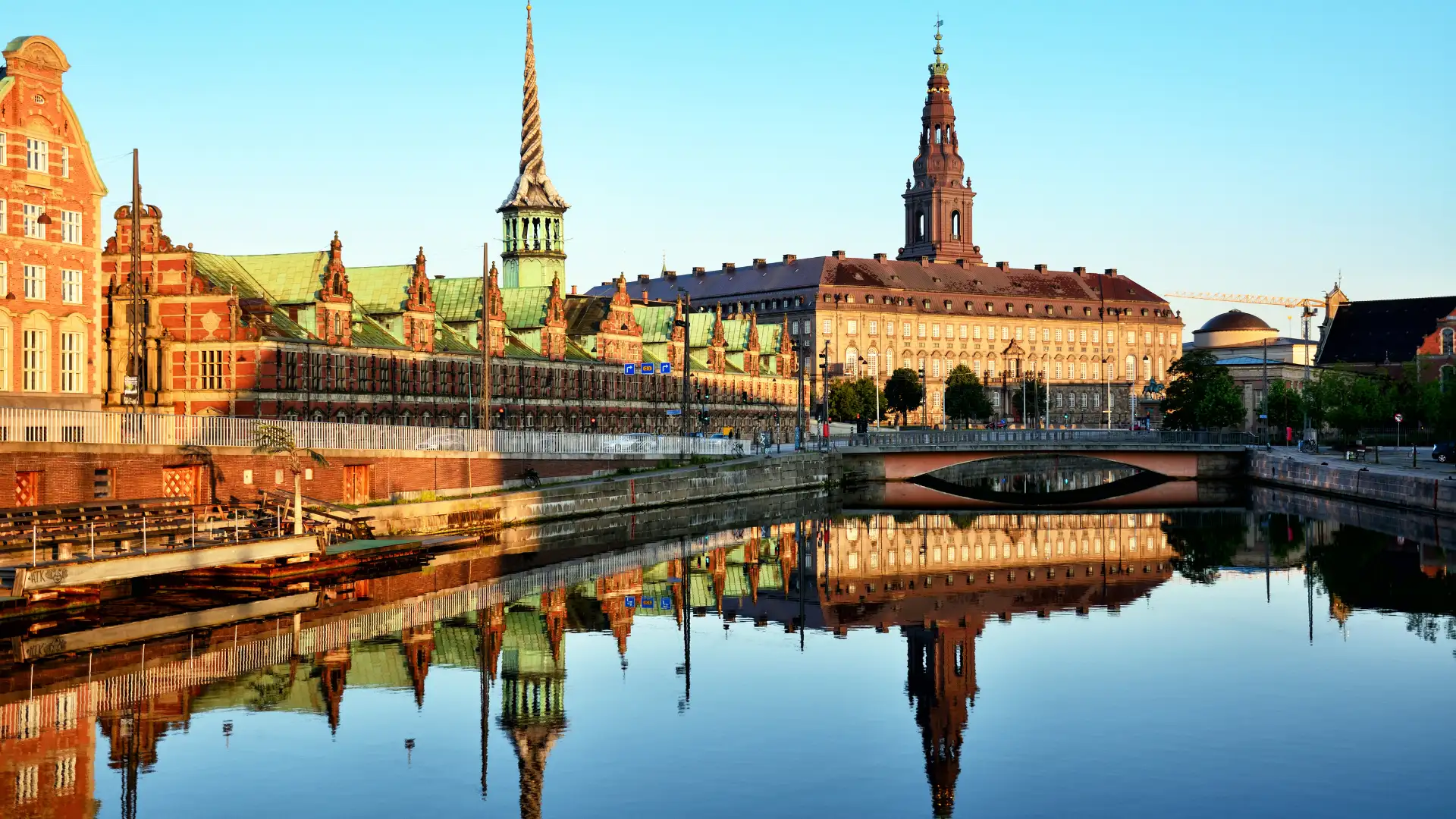 Udsigt over Slotsholmen og historiske bygninger i København