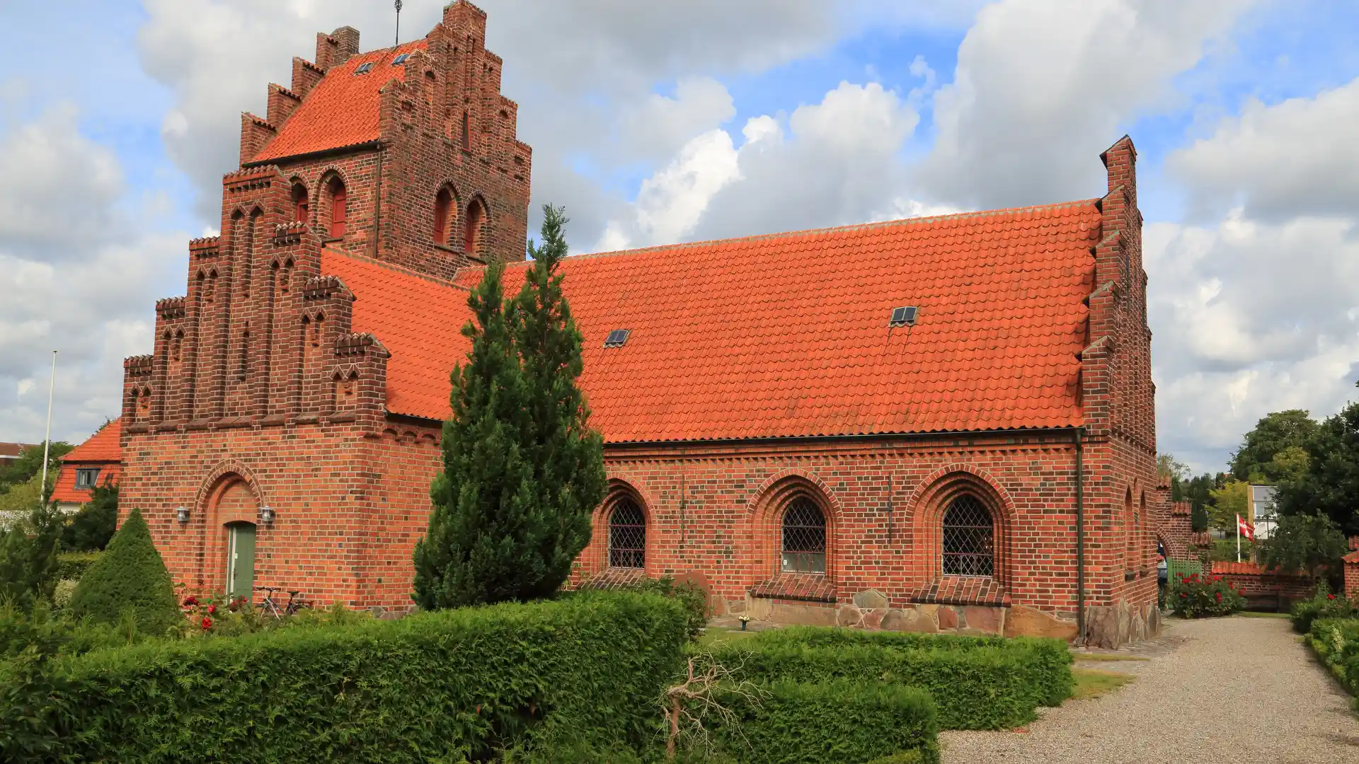 Herlev Kirke med røde mursten og tegltag i Herlev