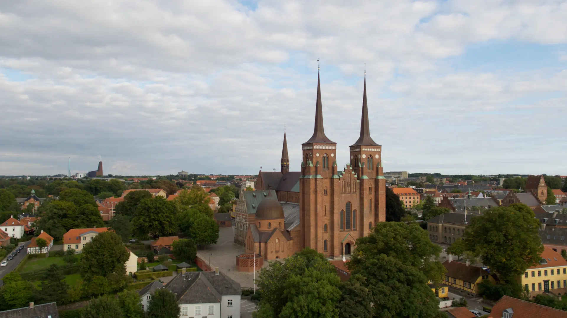 Roskilde Domkirke og bymidten set fra oven
