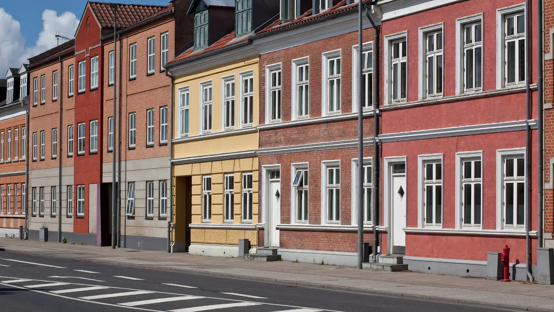 Farverige byhuse langs Drewsensvej i Silkeborg