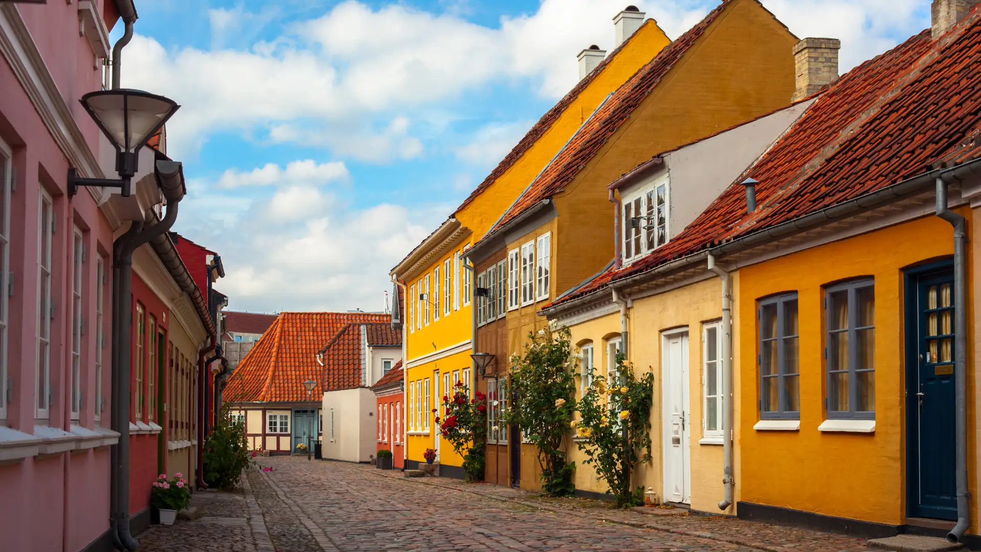 Farverige historiske huse i Odense centrum